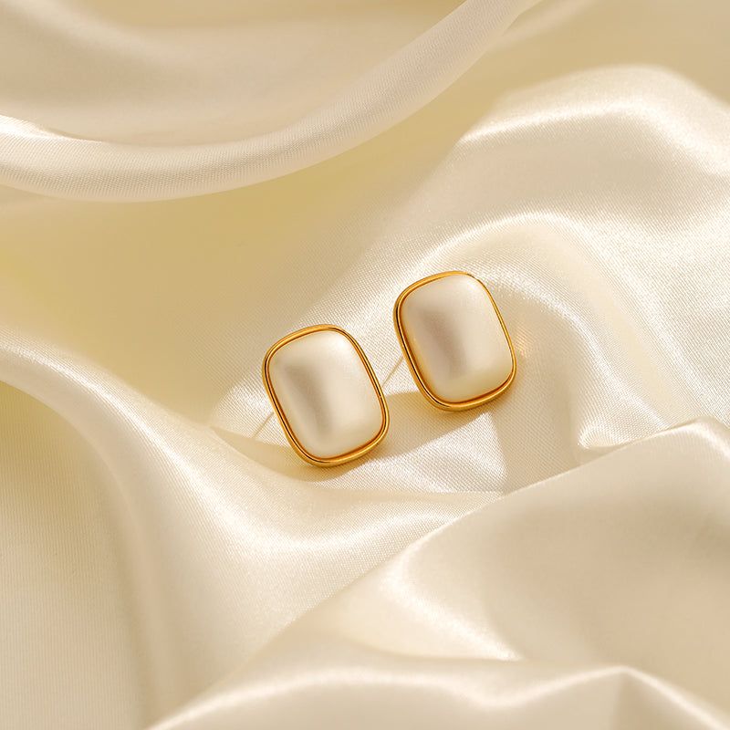 PEARL STUD WITH GOLDEN BOARDER