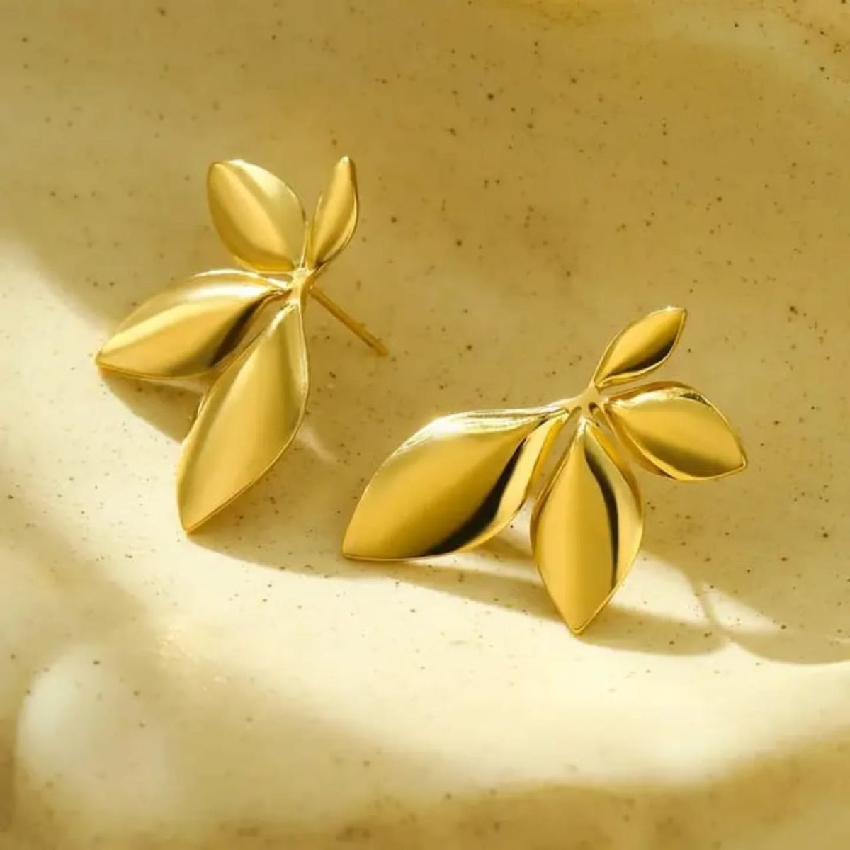 GOLDEN LEAF EARRING