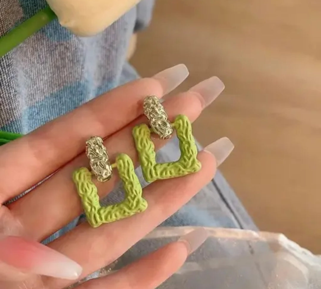 GREEN TEXTURED SQUARE EARRINGS