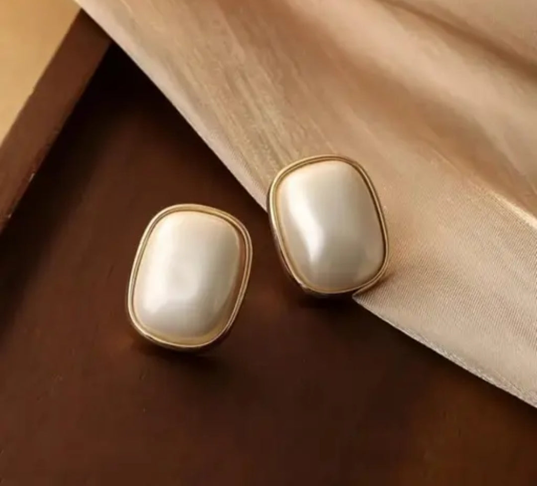 PEARL STUD WITH GOLDEN BOARDER