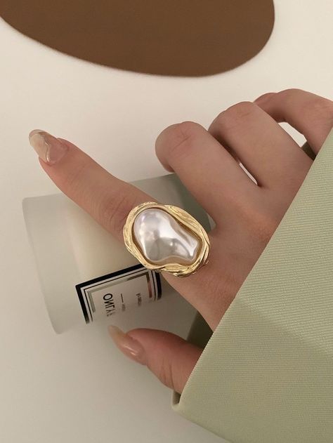 Adi ring with a large pearl