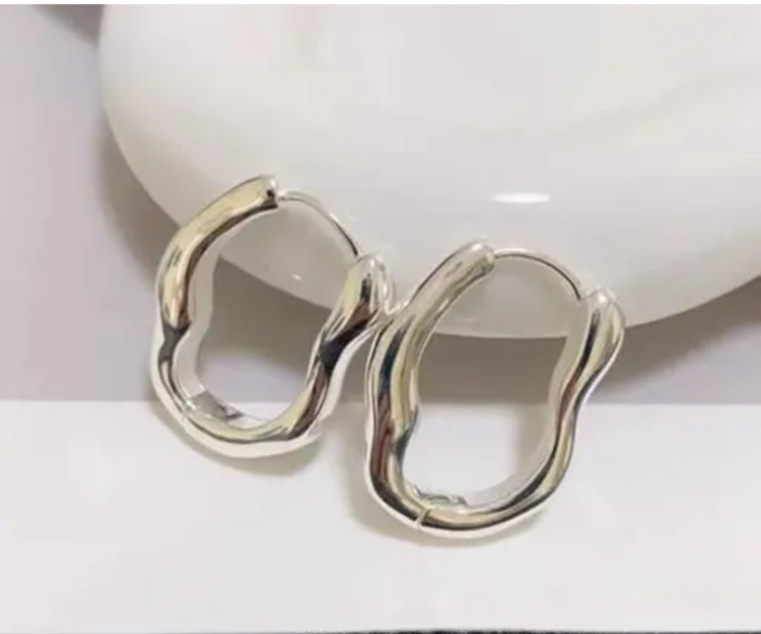 TWISTED SILVER HOOP