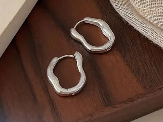 TWISTED SILVER HOOP