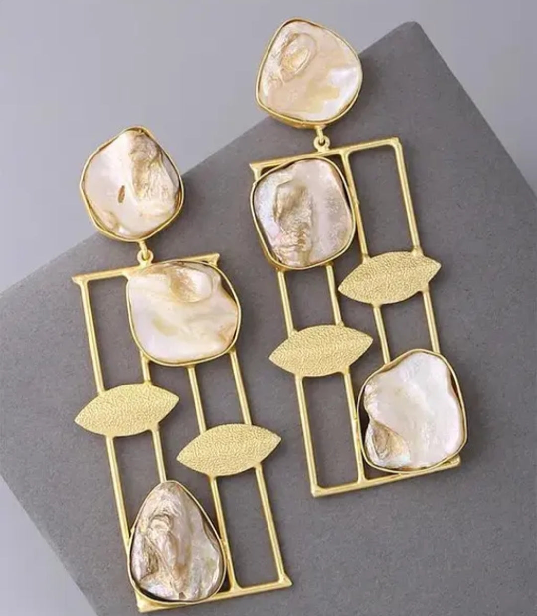 PAL STONE HANGING EARRING