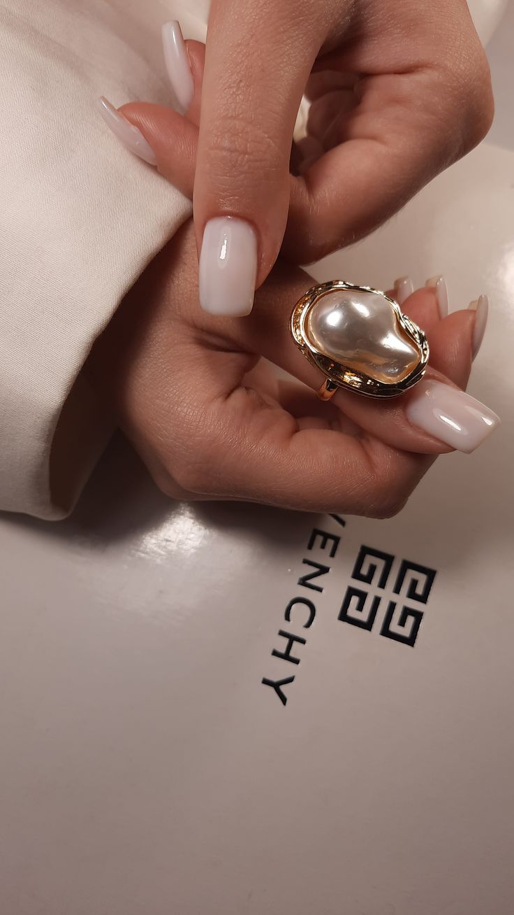 Adi ring with a large pearl