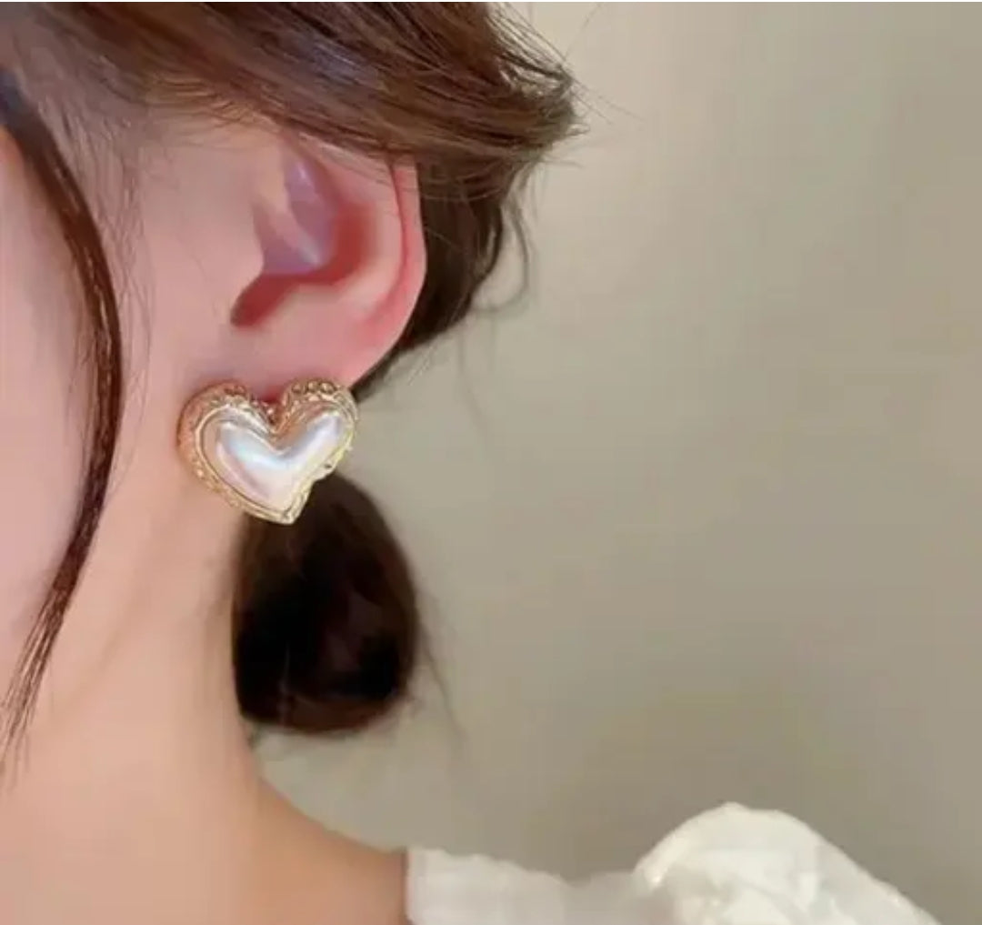 GOLDEN BOUNDARIES WITH WHITE HEART STUD