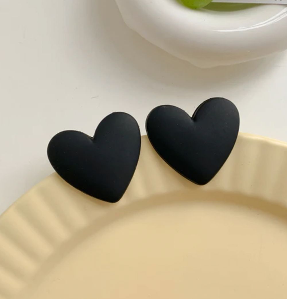 BLACK HEART STUD