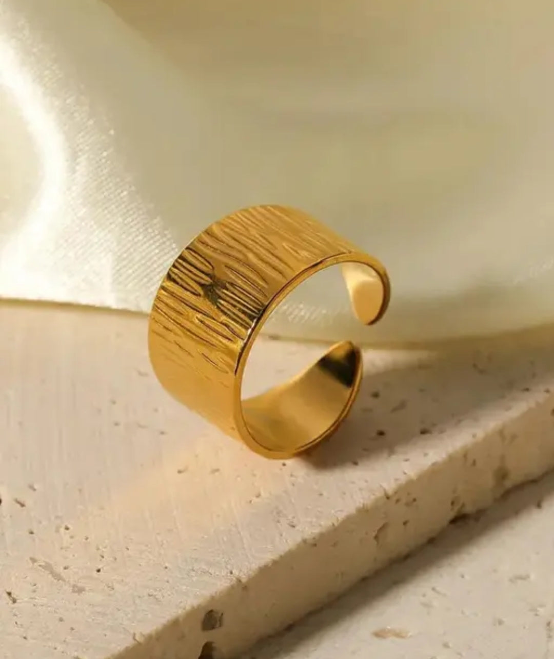 ADJUSTABLE TEXTURED GOLD PLATED OPEN RING