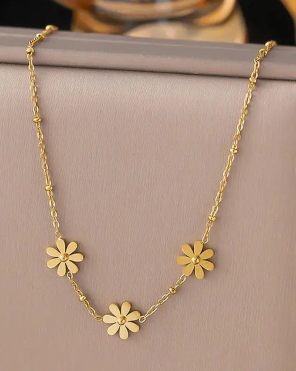 FLOWER MINIMALISTIC CHAIN