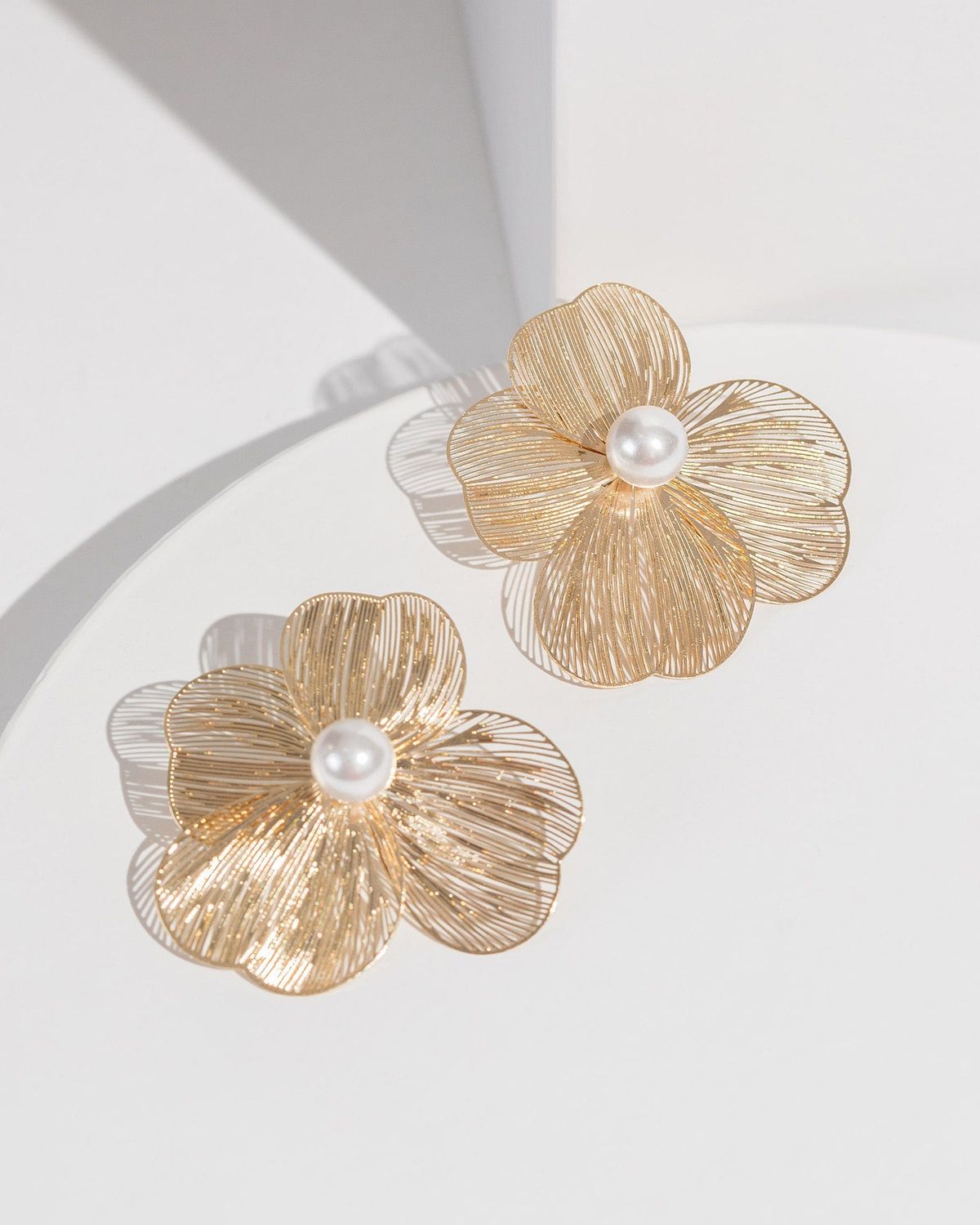 GOLD WIRE FLOWER HEAVY EARRING