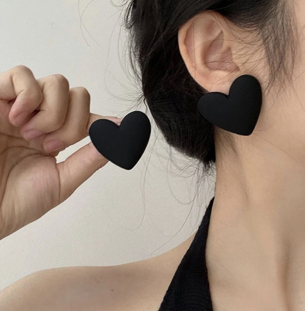 BLACK HEART STUD