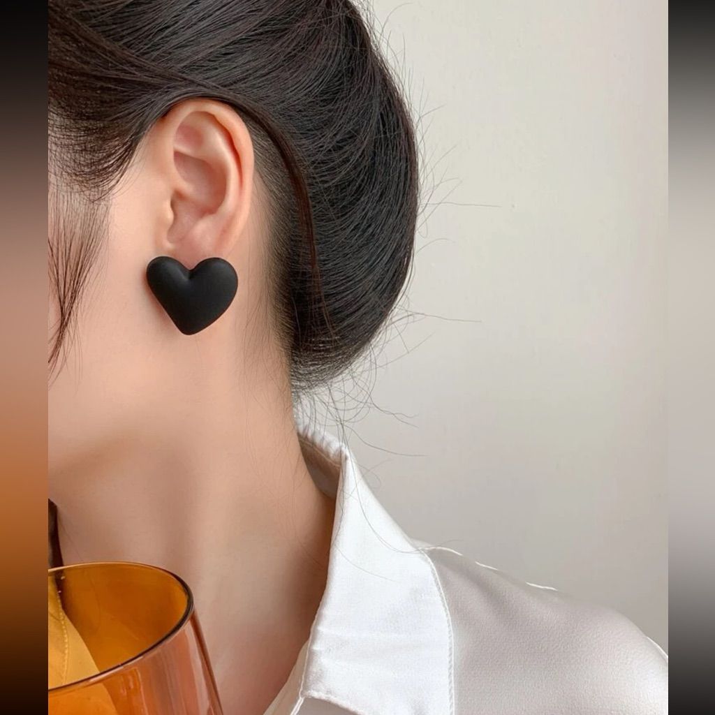 BLACK HEART STUD