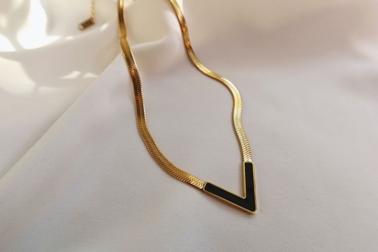 V SHAPE BLACK ENAMEL PENDANT NECKLACE