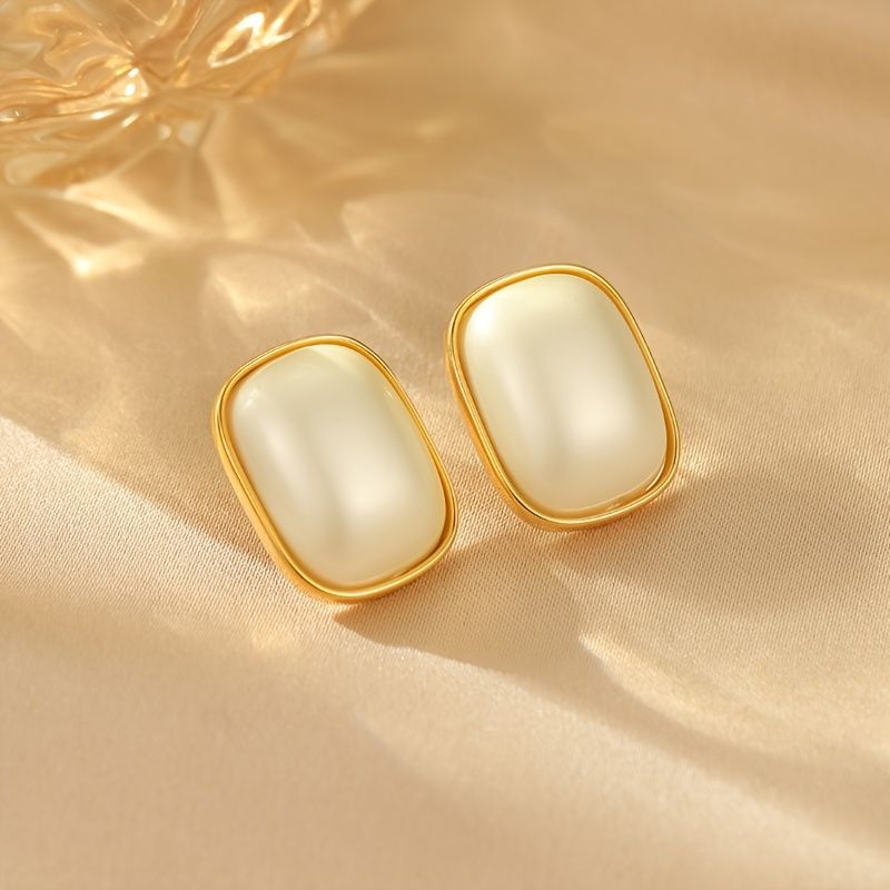 PEARL STUD WITH GOLDEN BOARDER