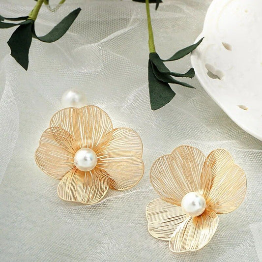 GOLD WIRE FLOWER HEAVY EARRING