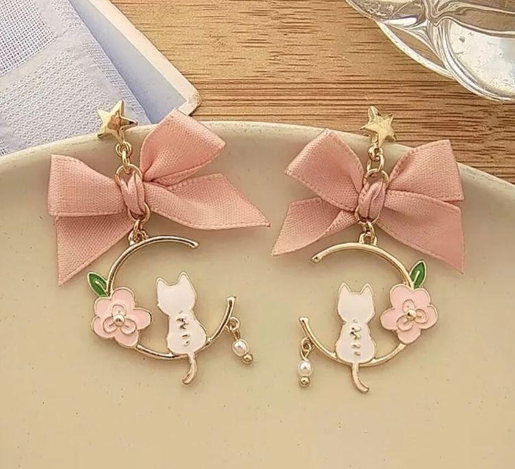CAT DROP EARRING WITH BOW RIBBON