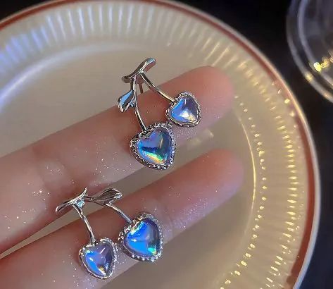 VINTAGE BLUE MOONSTONE EARRING