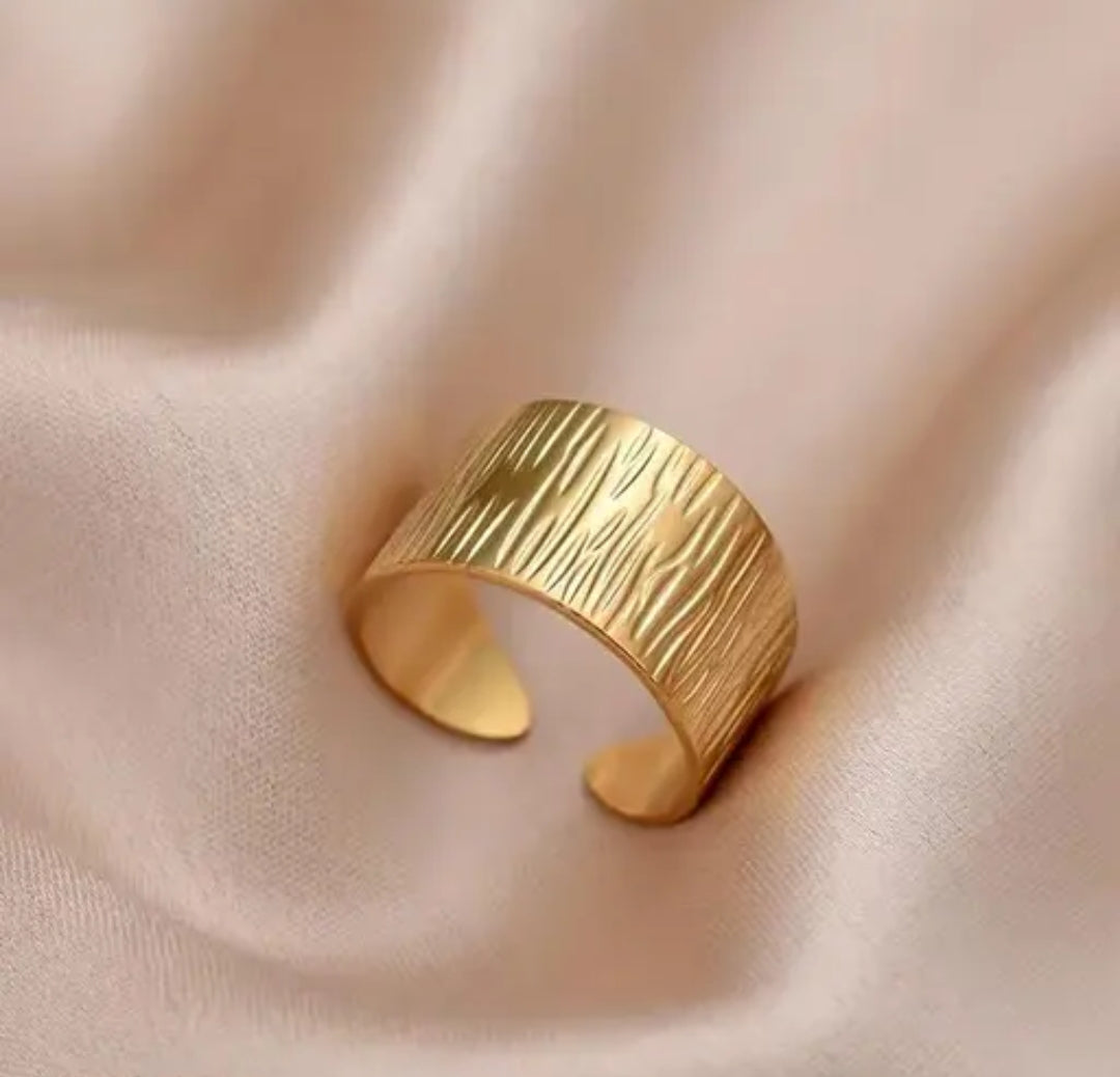 ADJUSTABLE TEXTURED GOLD PLATED OPEN RING